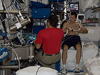 ICV実験で被験者となる星出宇宙飛行士（8月1日撮影）（出典：JAXA/NASA）
