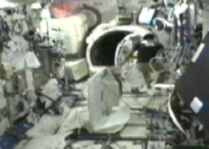 写真：「きぼう」のエアロックの内側のハッチを開ける星出宇宙飛行士（8月21日）（出典：JAXA/NASA）