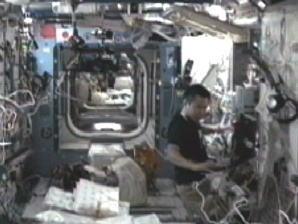 写真：「きぼう」で作業を行う星出宇宙飛行士（8月22日）（出典：JAXA/NASA）