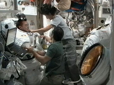 船外活動ユニット（EMU）のフィットチェックを行う星出宇宙飛行士（8月20日の週の撮影）（出典：JAXA/NASA）