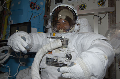 船外活動ユニット（EMU）を着用した星出宇宙飛行士（8月22日撮影）（出典：JAXA/NASA）