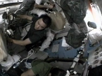 クエストで作業する星出宇宙飛行士（出典：JAXA/NASA）