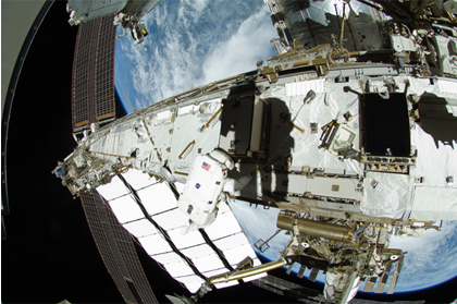 8月30日に実施した船外活動の様子<br />（写真中央に写るのはウィリアムズ宇宙飛行士。ウィリアムズ宇宙飛行士の右側に写る影は、ロボットアームに乗った星出宇宙飛行士の影）
