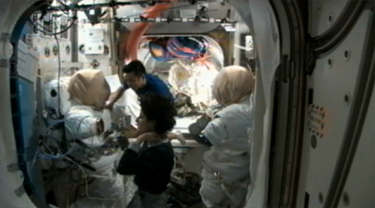 画像：EMUの長期保管に備えて作業を行うウィリアムズ（手前）、星出（奥）両宇宙飛行士