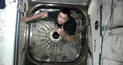画像：「こうのとり」3号機のハッチを閉じた星出宇宙飛行士