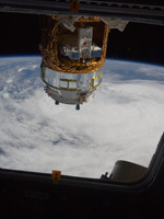 キューポラの窓から撮影された「こうのとり」3号機（出典：JAXA/NASA）