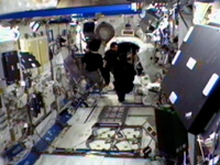 写真：「きぼう」のエアロックの減圧作業を行う星出宇宙飛行士ら第33次長期滞在クルー