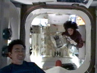 搭載品からアイスクリームを取り出したウィリアムズ宇宙飛行士と星出宇宙飛行士（出典：JAXA/NASA）