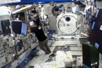 AQHの機能確認の軌道上作業を行う星出宇宙飛行士（出典：JAXA/NASA）