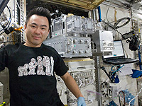 Tシャツを着て実験の準備を行う星出宇宙飛行士