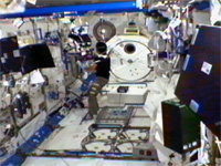 「きぼう」船内実験室で作業する星出宇宙飛行士（出典：JAXA/NASA）