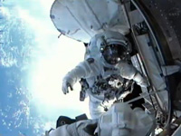 写真：ISS船内へ戻る前に写真撮影を行う星出宇宙飛行士
