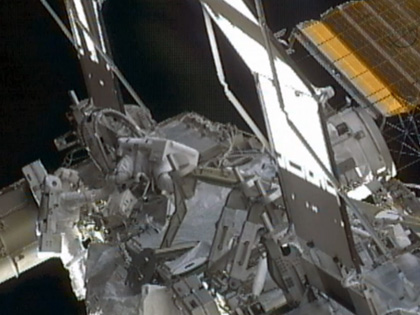 写真：流体ラインの繋ぎ換え作業を行う星出、ウィリアムズ両宇宙飛行士