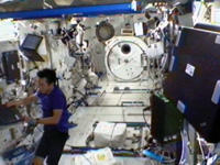 写真：「きぼう」船内実験室で作業する星出宇宙飛行士