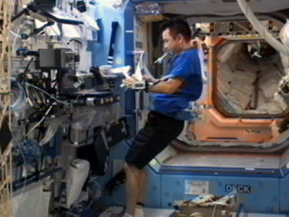 写真：「デスティニー」（米国実験棟）で作業する星出宇宙飛行士