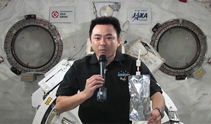 写真：TKSCで開催された交信イベントに参加する星出宇宙飛行士