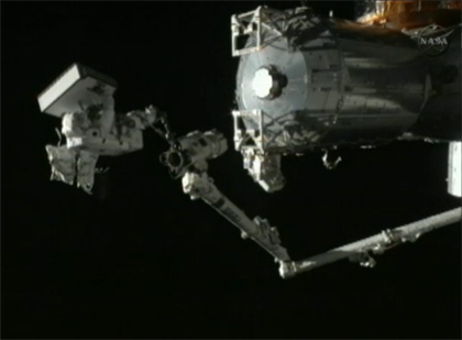 SSRMSの先端に乗ってMBSUを運ぶ星出宇宙飛行士