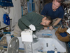 画像：野口宇宙飛行士、Neuro Rad実験のサンプルを保管する作業などを実施ページへリンク