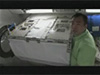 画像：「きぼう」で作業する野口宇宙飛行士の映像と、キューポラから見た地球の映像を公開ページへリンク