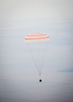 写真：下降するソユーズ宇宙船