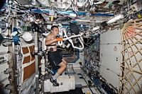-NASAのSPRINT実験の一環で、最大酸素摂取量（VO2max）の測定のため自転車エルゴメータを漕ぐ若田宇宙飛行士