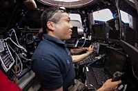 キューポラにて、ドラゴン補給船運用3号機の把持・係留のためSSRMSを操作する若田宇宙飛行士
