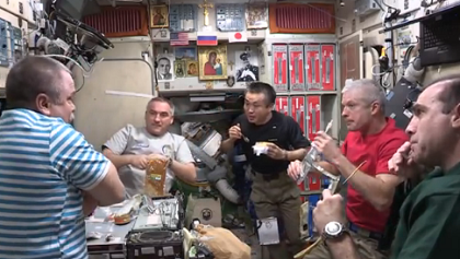 ズヴェズダ（ロシアのサービスモジュール）で第39次長期滞在クルーが一緒に食事をとる様子