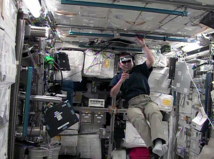 写真：「きぼう」で作業する若田宇宙飛行士
