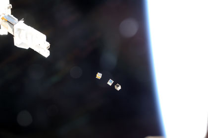 写真：放出された3機の超小型衛星