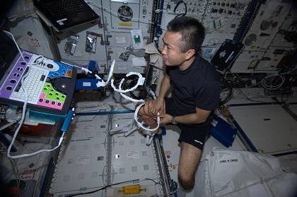 写真：NASAのSprint実験を行う若田宇宙飛行士