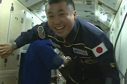 写真：ISSに入室した若田宇宙飛行士