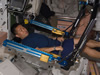 改良型エクササイズ装置（ARED）で運動を行う若田宇宙飛行士
