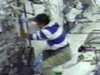 溶液結晶化観察装置（SCOF）の作業を行う若田宇宙飛行士