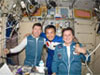 第19次長期滞在クルーのマイケル・バラット（左）、若田（中央）両宇宙飛行士とシモニー氏（右）