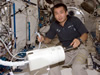 船内実験室内の清掃を行う若田宇宙飛行士 