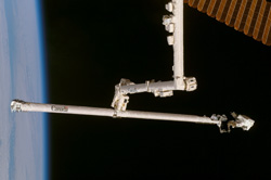 OBSSの先端を足場にして船外活動を行う様子（STS-120（10A）ミッション）