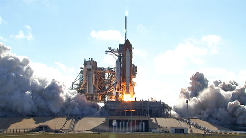 写真：ディスカバリー号の打上げ（提供：NASA）