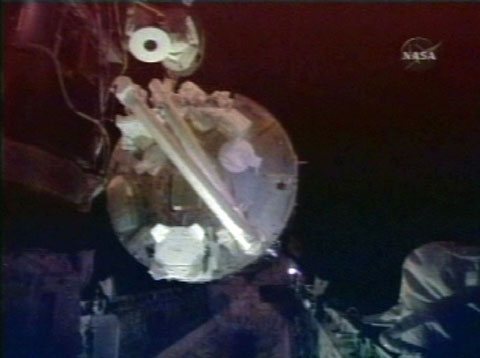 写真：ペイロードベイ（貨物室）から取り出された「きぼう」船内実験室（提供：NASA）