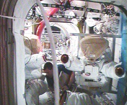 写真：「クエスト」（エアロック）内で作業を行うマイケル・フォアマン宇宙飛行士
