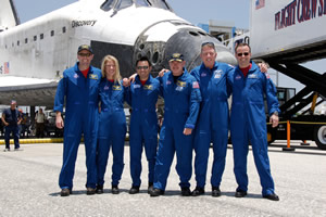 着陸後のディスカバリー号のクルー（提供：NASA）