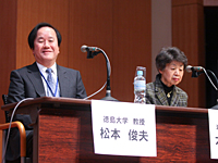 松本俊夫徳島大学教授（左側手前）と大川匡子滋賀医科大学教授（右側奥）