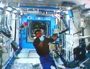 軌道上で実験の準備を行う若田宇宙飛行士（提供：NASA）