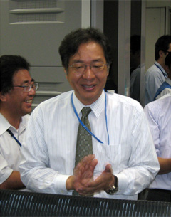 ユーザ運用エリアで初回起動を確認する代表研究者の塩谷雅人 京都大学教授