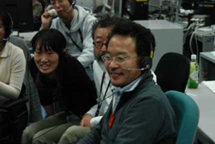 筑波宇宙センターの実験管制室で実験終了の様子を見守る代表研究者の東谷篤志教授