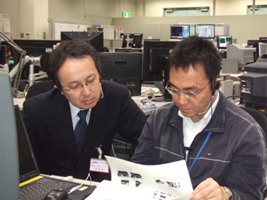 Hideki Sakai, Associate Professor of Tokyo University of Science (left) and Kenji Endo, Nanoskeleton Project manager at Toyko University of Science(right) reviewing the experiment procedures that Astronaut Noguchi performs