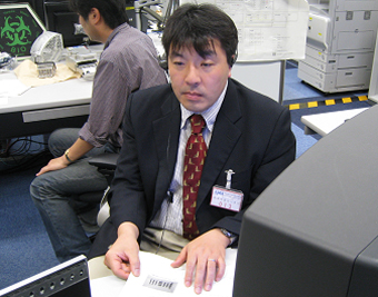 Nobuo Suzuki, Professor of Kanazawa University monitoring the experiment at the User Operations Area (UOA) of TKSC