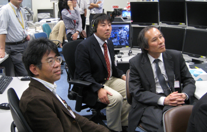 Jun Tabata, Associate Professor of Tokyo Medical and Dental University (left) Nobuo Suzuki, Associate Professor of Kanazawa University (PI) (center)<br />
Atsuhiko Hattori, Professor of Tokyo Medical and Dental University (right) monitoring the experiment, while Astronaut Noguchi was working on the fish scale samples in space, from the User Operations Area (UOA) at TKSC