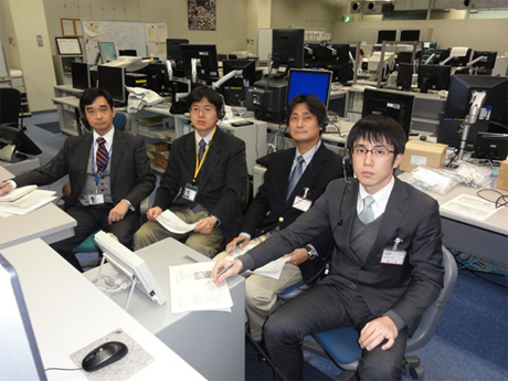 運用管制室で実験を見守る研究チーム（左からPI槇村先生と佐藤先生（帝京大）、馬場先生と一條先生（大阪大学））