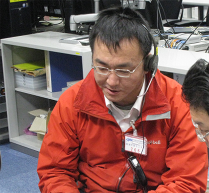 Kenji Endo, a member of the Nanoskelton experiment team monitoring the experiment at the UOA
