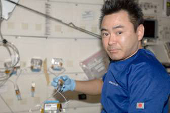 Astronaut Hoshide performing the experiment (Credit: JAXA/NASA) 